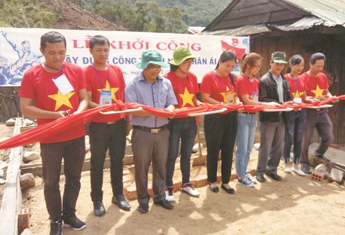 tổ chức khởi công xây dựng nhà nhân ái trị giá 50 triệu đồng cho hộ gia đình chính sách tại xã Đăk Choong, huyện Đăk Glei.jpg